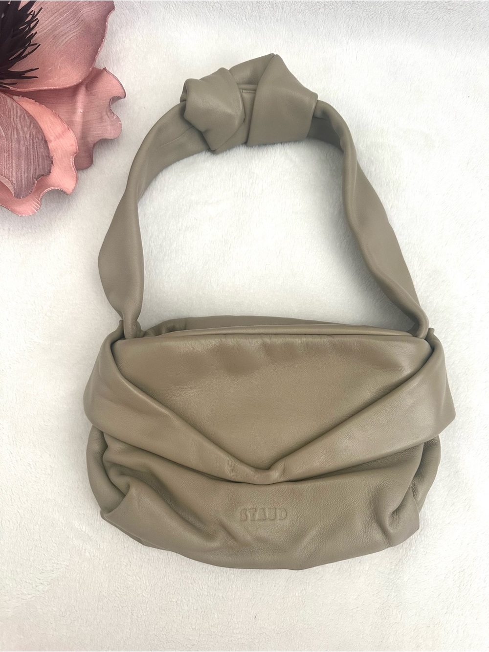 STAUD Kiss Bag in Beige Cream Leather Bag